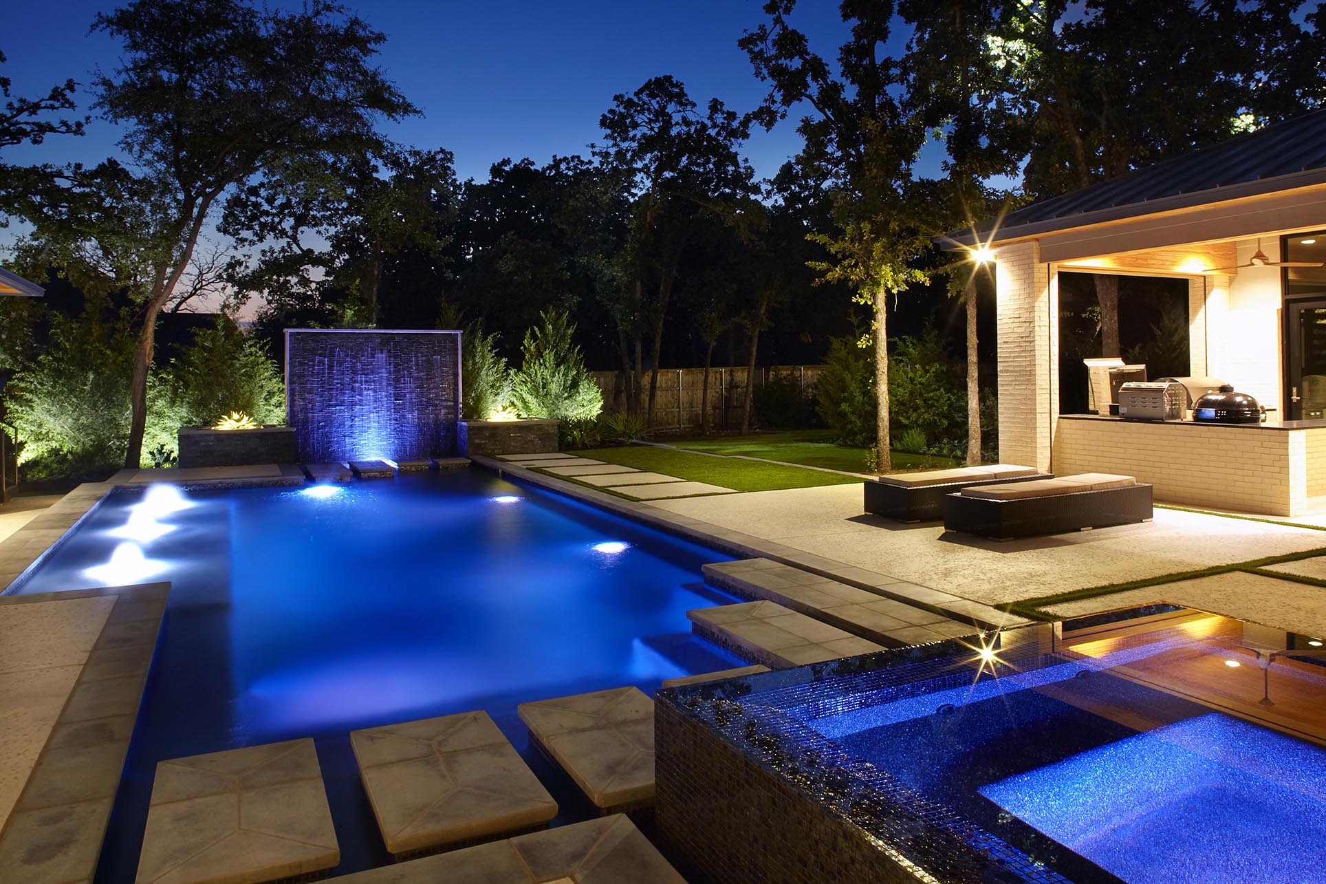 Contemporary garden landscape design in Dallas by luxury landscape architect