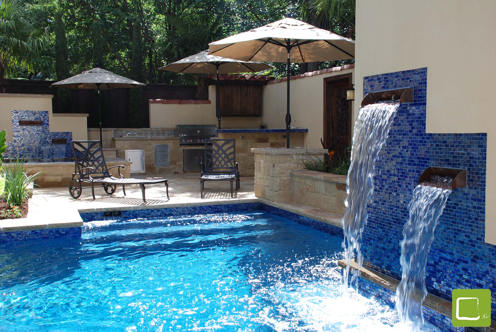 Mexican Pacific plunge pool with water feature in Dallas by pool designer