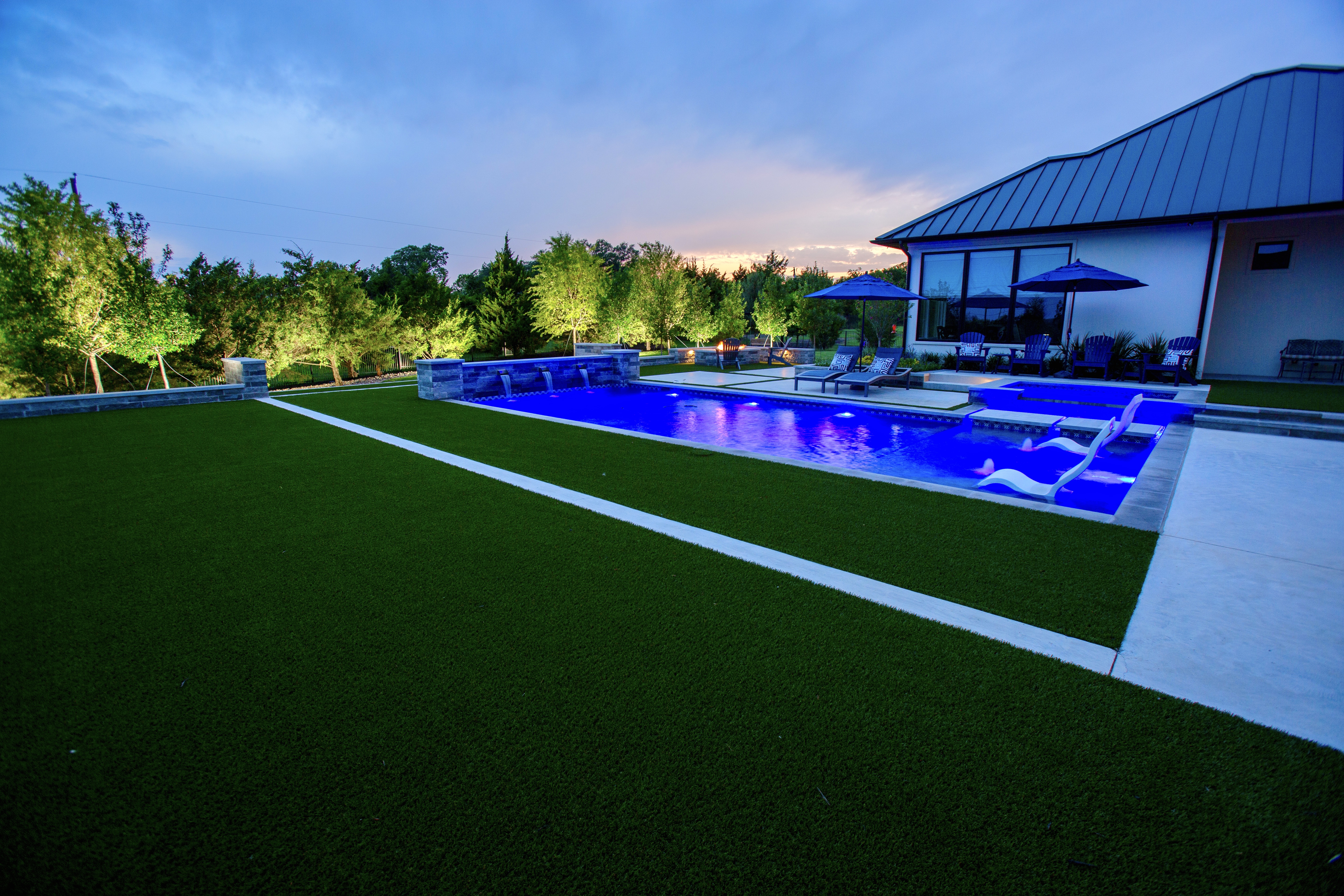 Modern swimming pool design in Heath Texas by Dallas landscape architect
